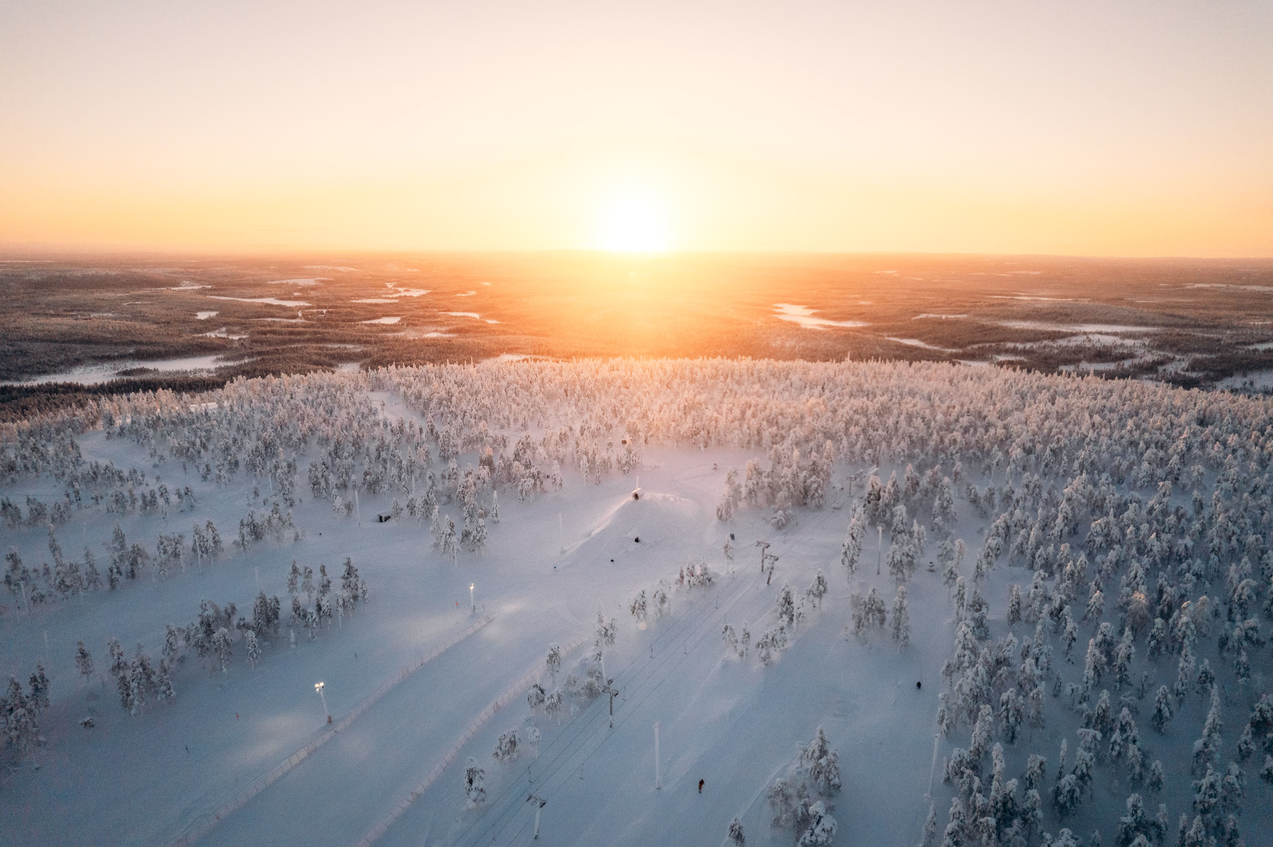 Auringonlasku Suomutunturilla, dronekuva